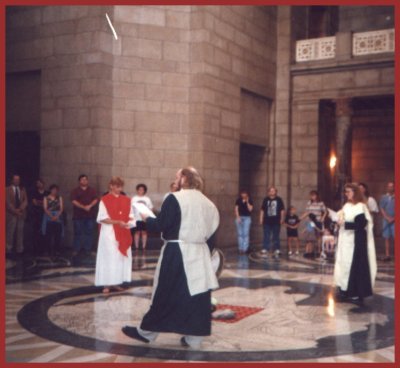 The ritual in the Rotunda: Cynthia and Jason Blodgett-McDeavitt (green) and Linda Harris (White)